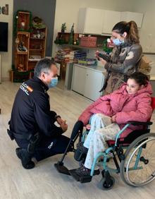 Imagen secundaria 2 - Reyes Magos de uniforme llevan la ilusión a los niños del Hospital de Jaén