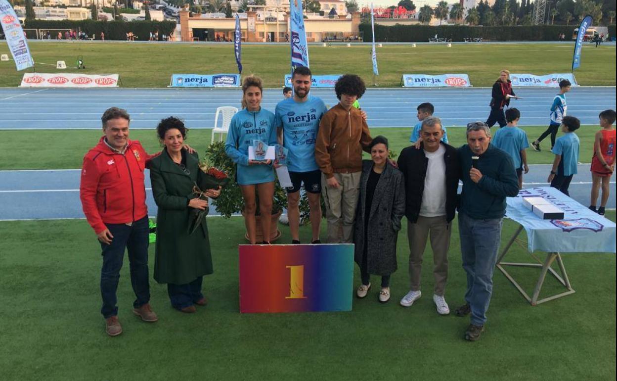Podio en Nerja con los granadinos Pablo Sánchez y Claudia Estévez. 