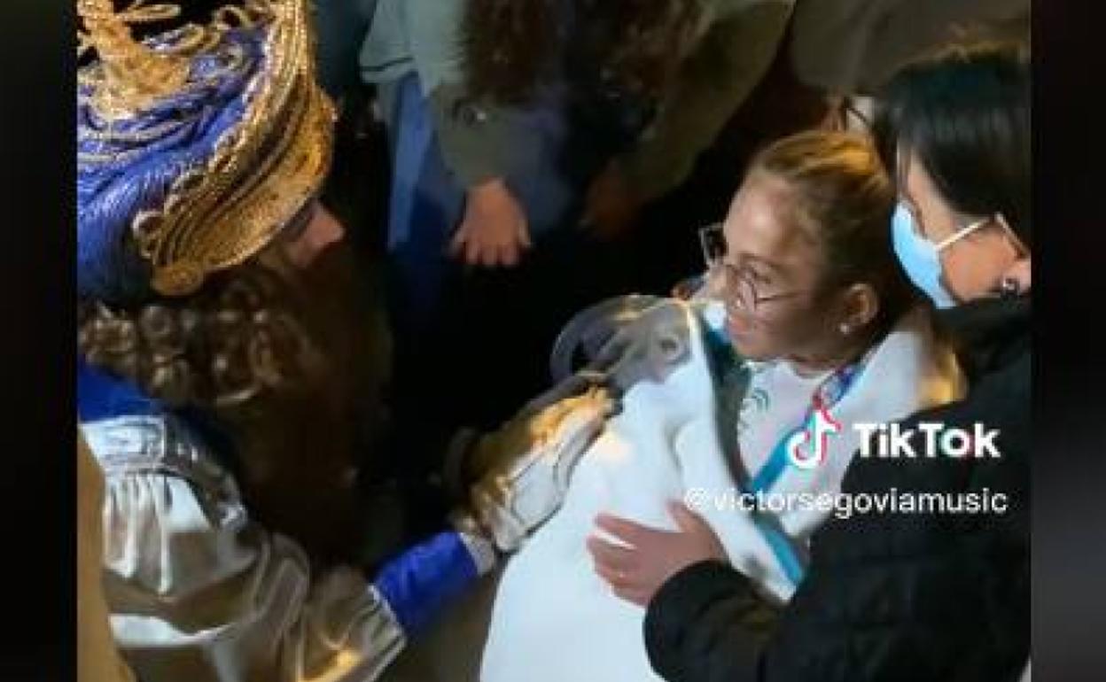 Instante en el que Gaspar charla con la niña tras bajarse de la cabalgata.