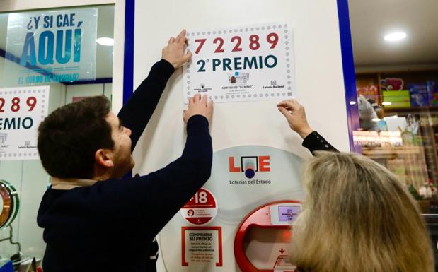 Imagen principal - La familia de la suerte que ha vendido El Niño y El Gordo en Granada