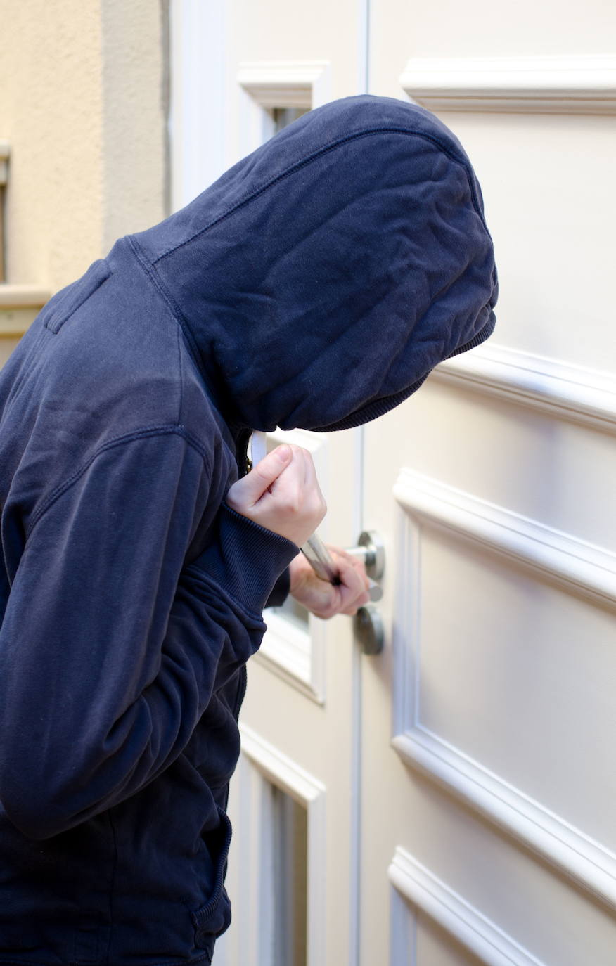 Un ladrón intenta abrir a la fuerza la puerta de una vivienda. 