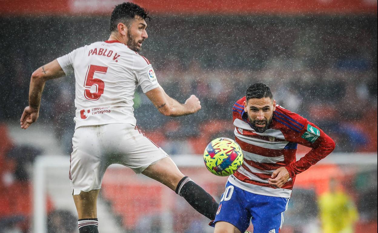 Antonio Puertas, en un lance con el exrojiblanco Pablo Vázquez. 