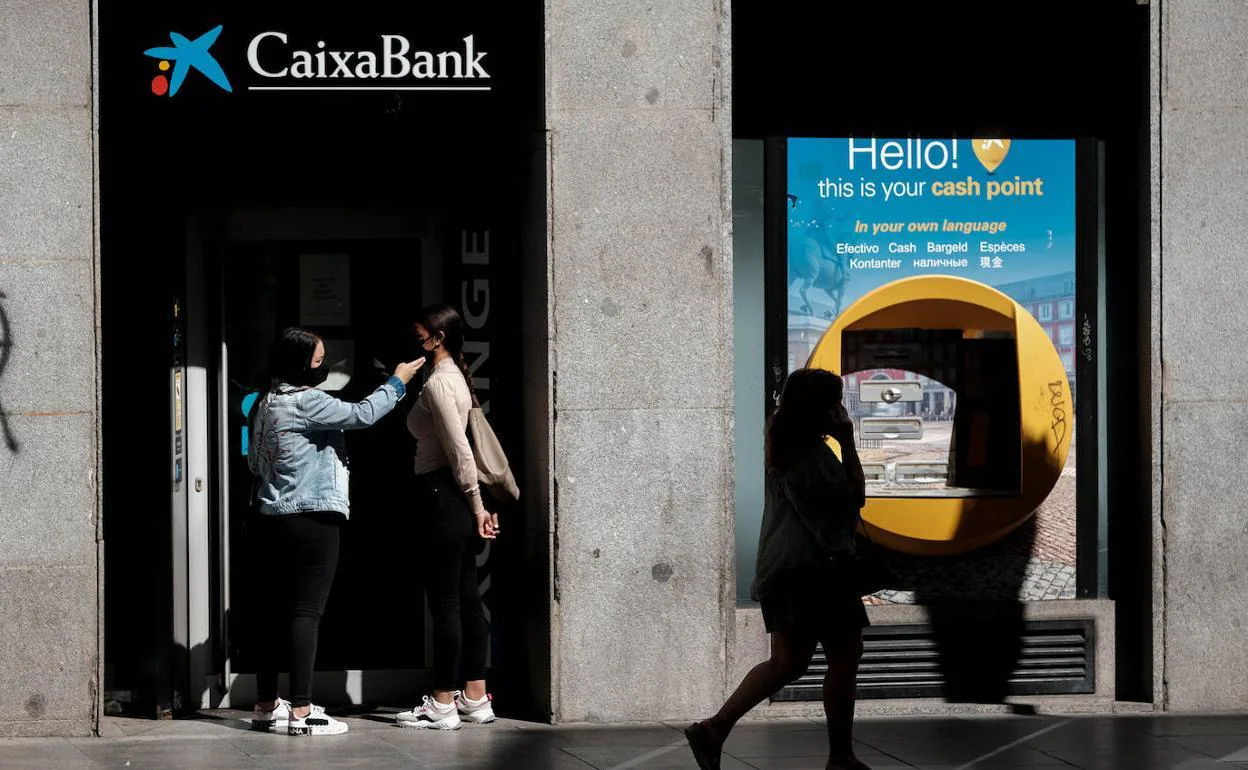 CaixaBank ofrece nuevas facilidades a clientes mayores de 65 años