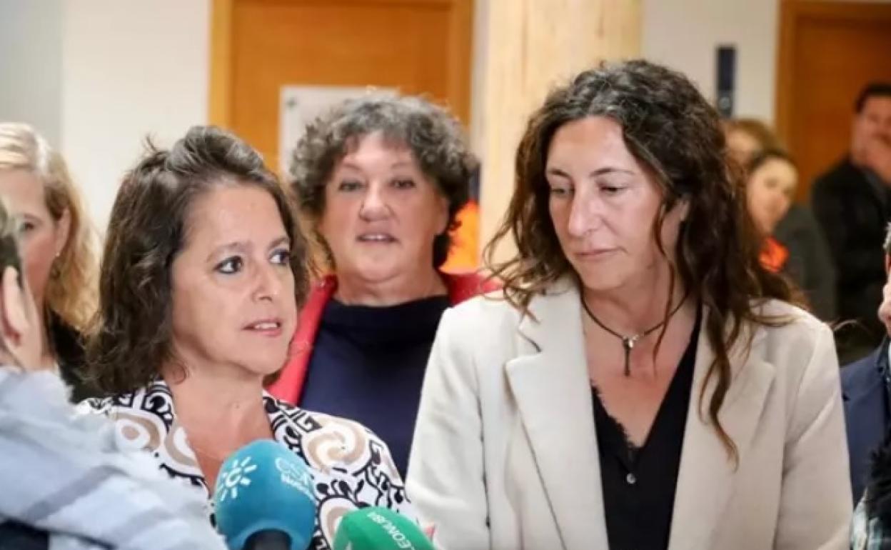 La consejera de Salud y Consumo de la Junta de Andalucía, Catalina García, en Calañas junto a la consejera de Inclusión Social, Juventud, Familias e Igualdad, Loles López.