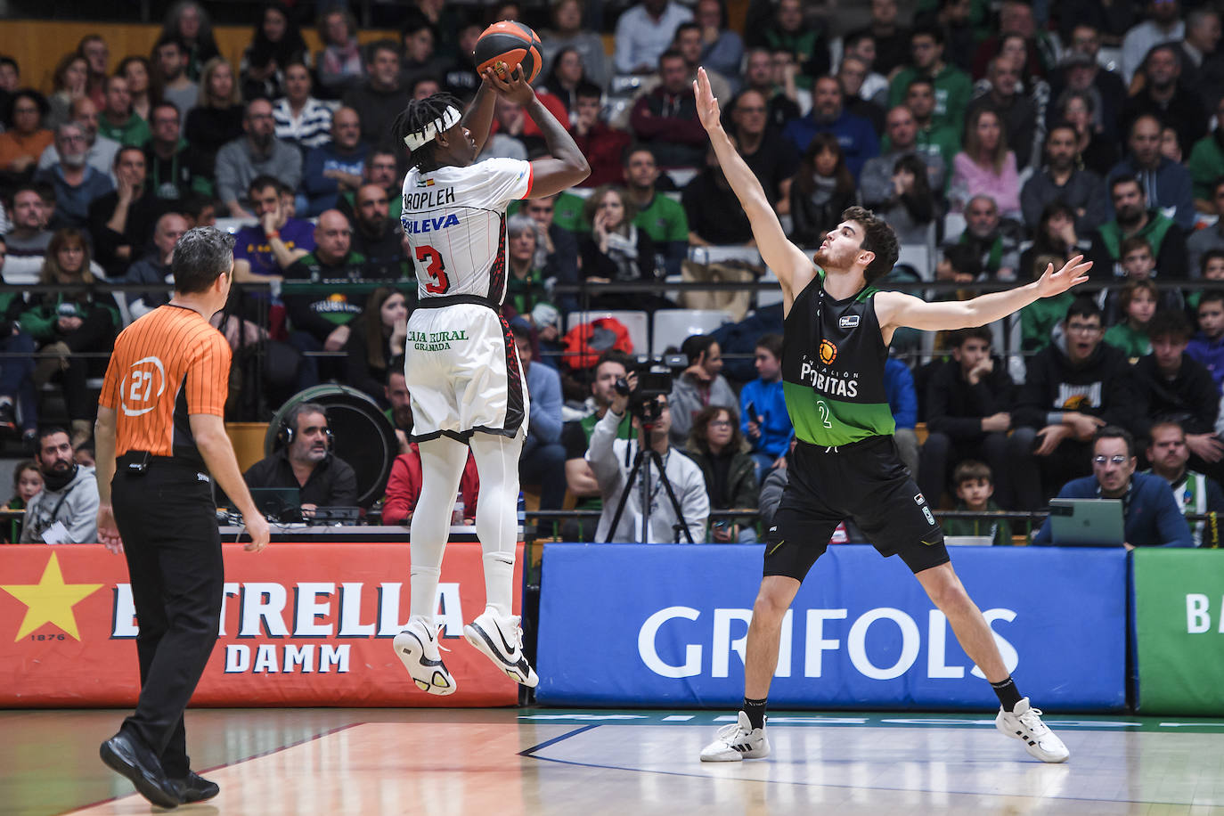 Suspensión de Thomas Bropleh, el más inspirado en Badalona, ante Pep Busquets.