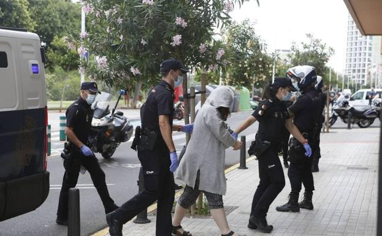 Agentes de la Policía Nacional trasladan a Beatriu al juzgado. 