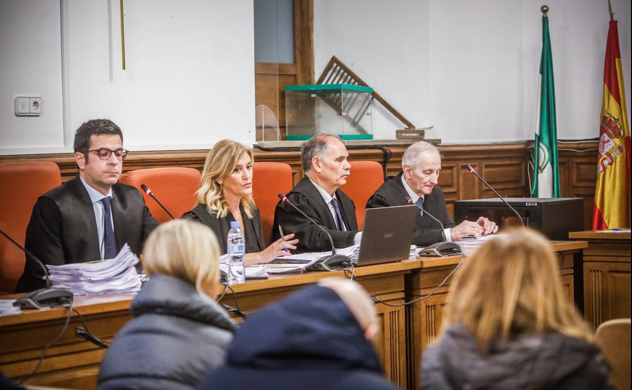 Las defensas y tres de los acusados en el caso audioguías, durante la primera sesión del juicio que se celebra en la Audiencia de Granada. 