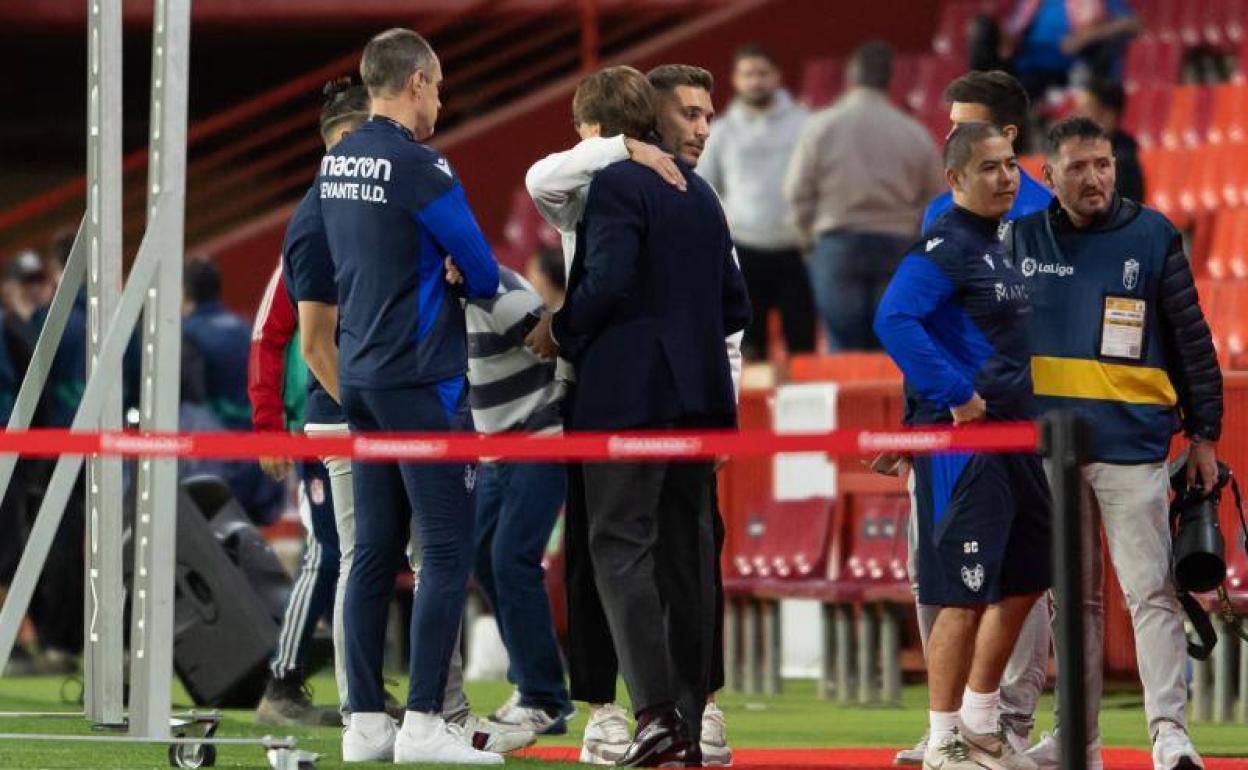 Rochina se abraza con el presidente del Levante en la primera vuelta. 