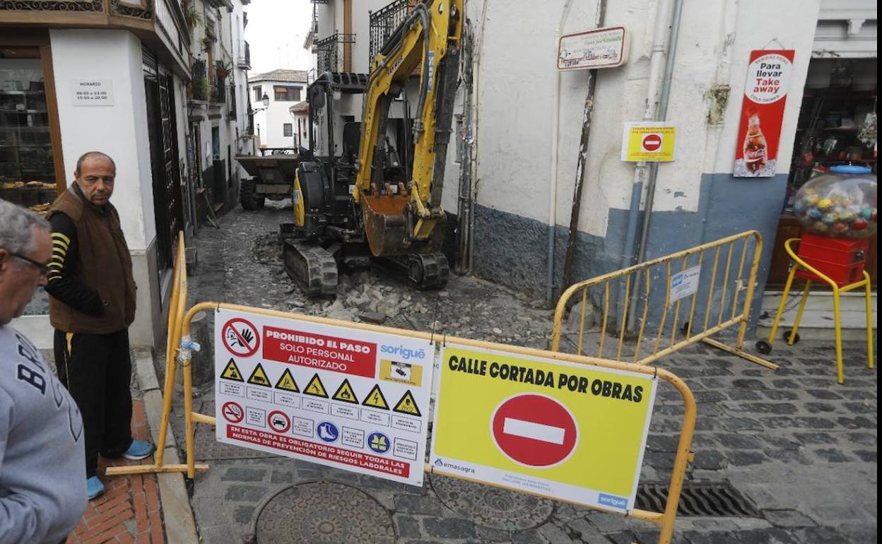 Valla que anuncia el corte de la calle en Plaza Larga. 