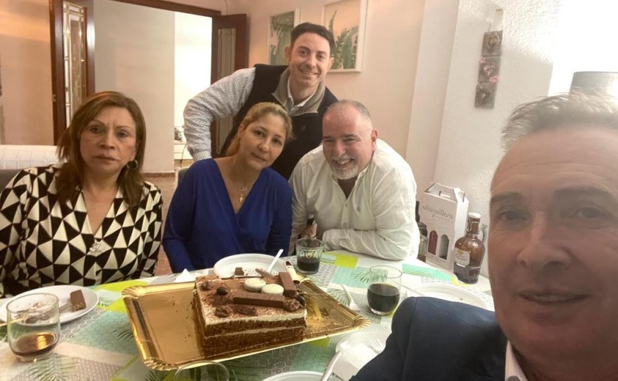 El alcalde que se presenta en tu casa para cenar e invita al postre | ideal