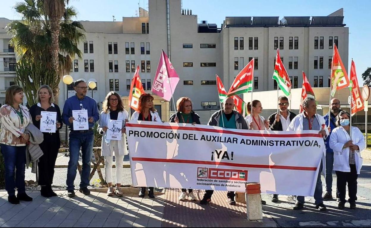 CCOO se concentra en el hospital de Motril para reclamar la promoción del personal Auxiliar Administrativo