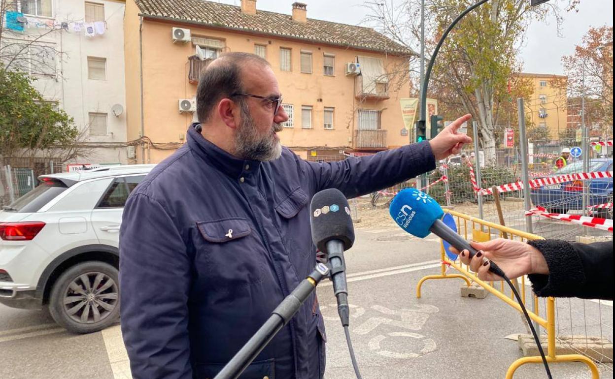 El concejal de Unidas Podemos e Independientes, Francisco Puentedura, en la antigua carretera de Málaga.