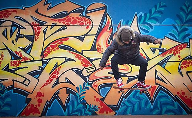 Cabriola de Chacho delante de una de las pinturas en la calle Acacias. 