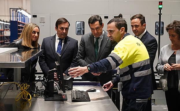 El presidente de la Junta de Andalucía, Juanma Moreno, durante su visita al nuevo centro logístico de Cofares en Linares. 