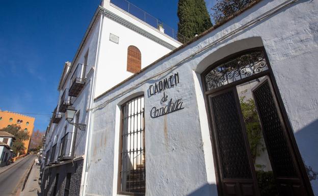 Imagen principal - Entrada al carmen Barrecheguren, sor Sebastiana y el padre Francisco Tejerizo.