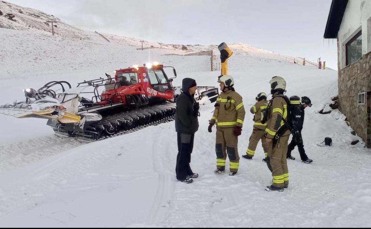 Bomberos del retén de Sierra Nevada tras sofocar un pequeño incendio en Borreguiles.