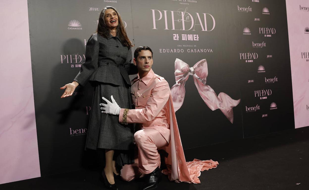 Angela Molina y Eduardo Casanova, durante el estreno de 'La piedad' en Madrid.