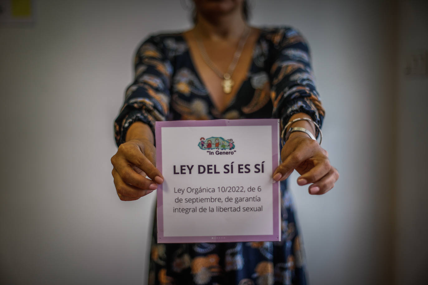 Wendy sostiene un folleto informativo sobre la Ley del Sí es Sí. 