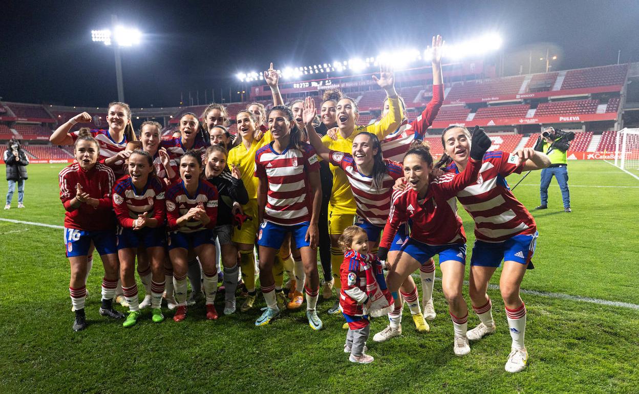 Las rojiblancas celebran el pase de Copa. 