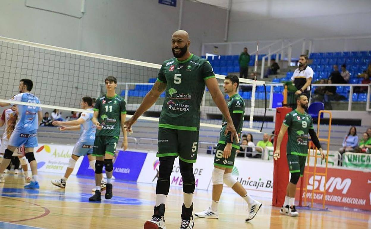 El gesto de Moisés Cézar muestra la desesperación de un partido con muchos errores. 