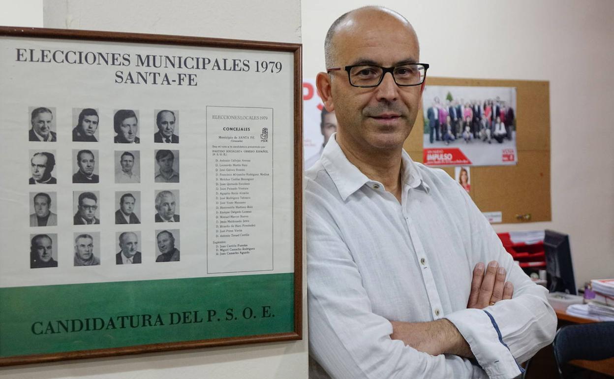 Manuel Gil, junto al primer cartel del PSOE en las municipales de 1979.