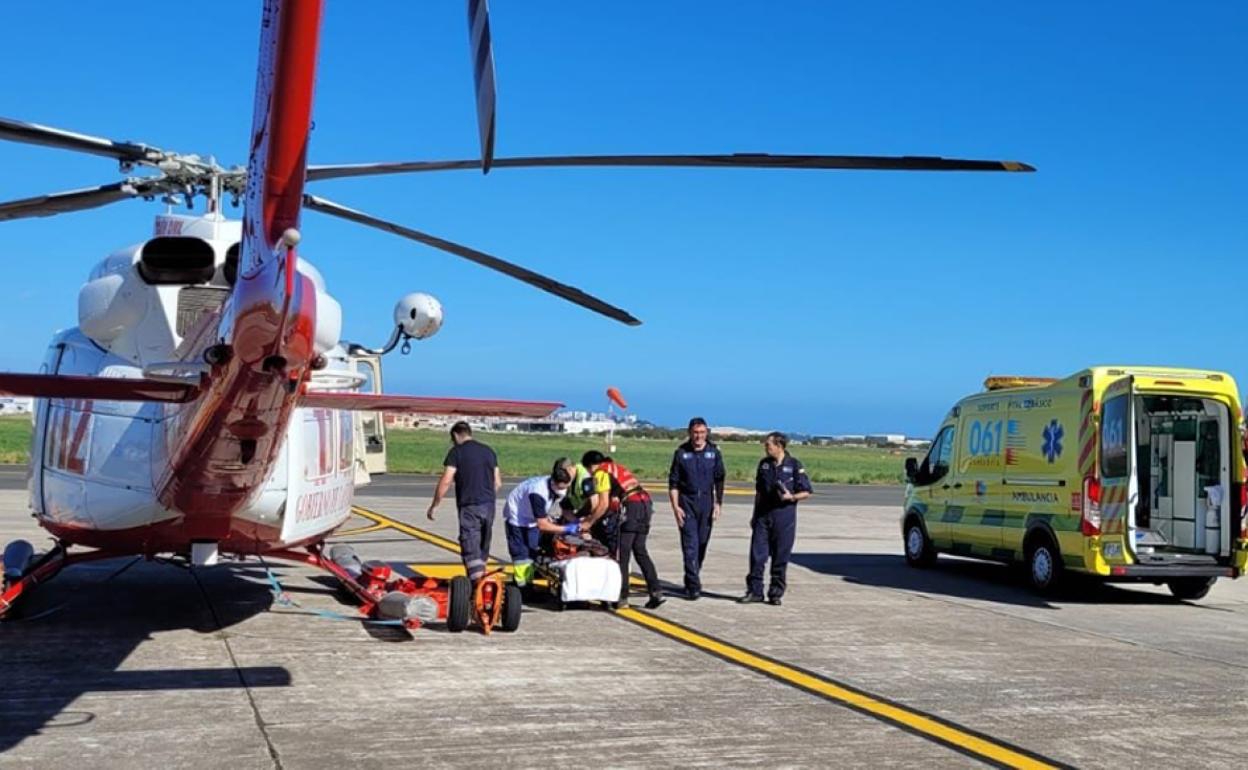 El helicóptero y la ambulancia del 061 tras un rescate. 
