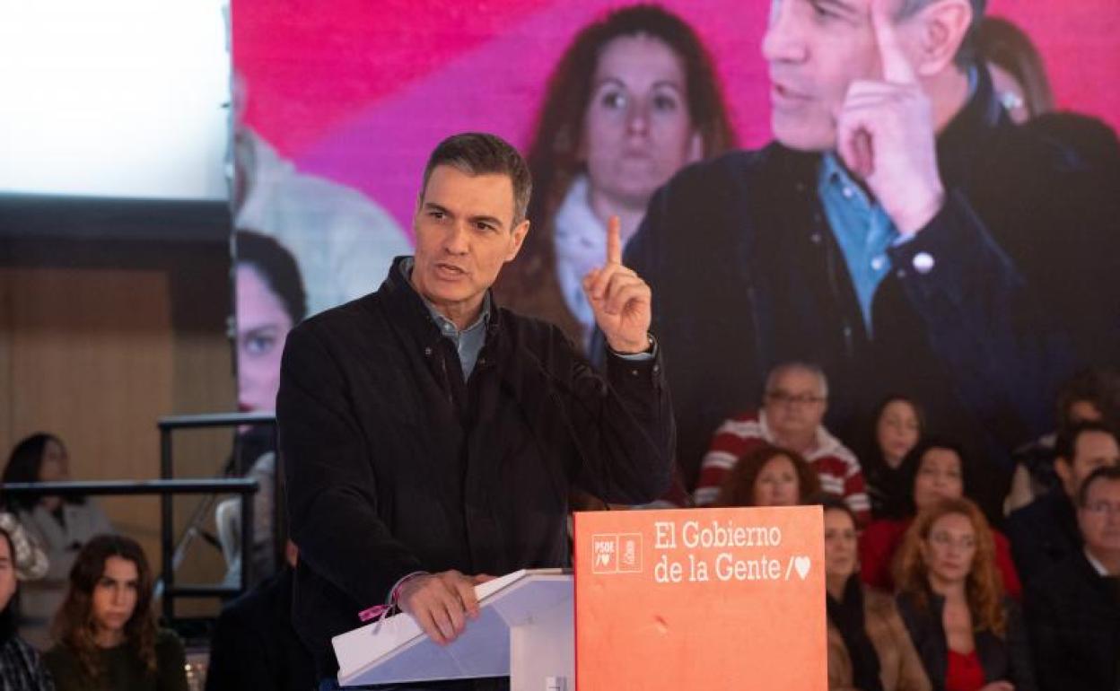 Pedro Sánchez en su primer acto de precampaña en Sevilla 