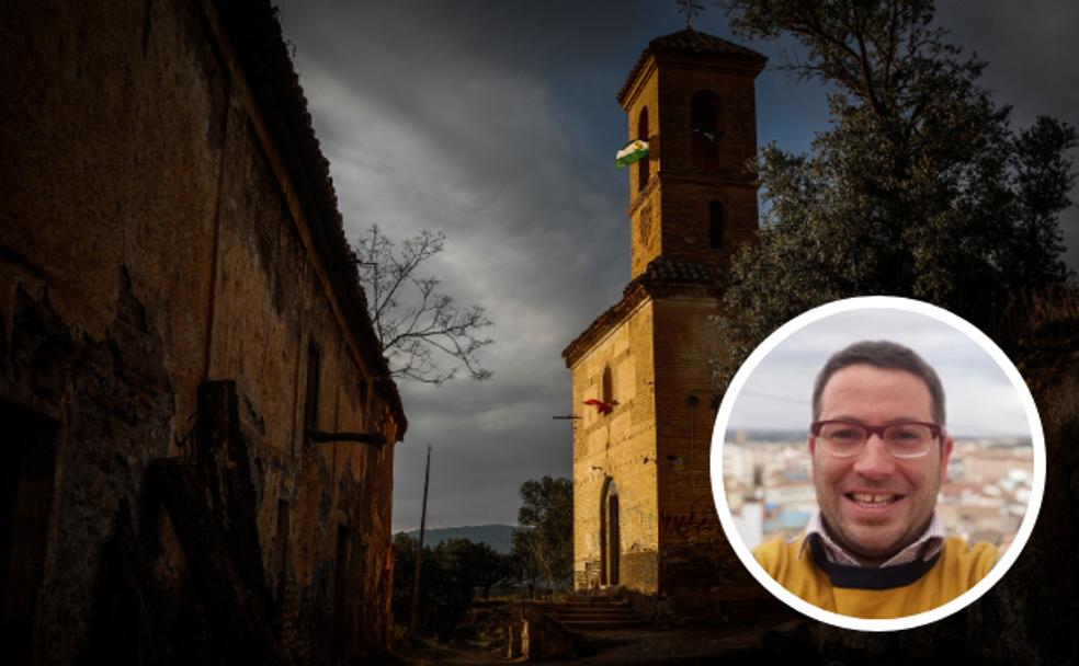 Iglesia de Santiago Apostol, con los primeros arreglos ya hechos, y fotografía de Ibán de María Guardiola, su propietario. 