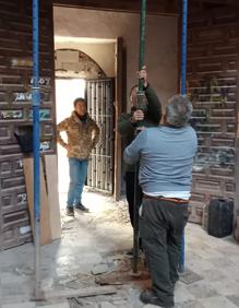 Imagen secundaria 2 - Voluntarios trabajando en una jornada de domingo. 