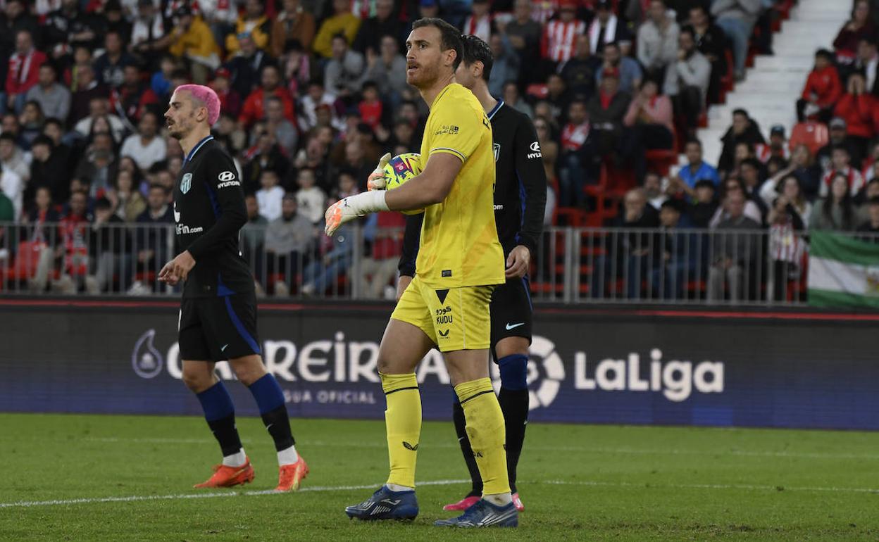 Fernando se queda con el balón en presencia de Morata. 