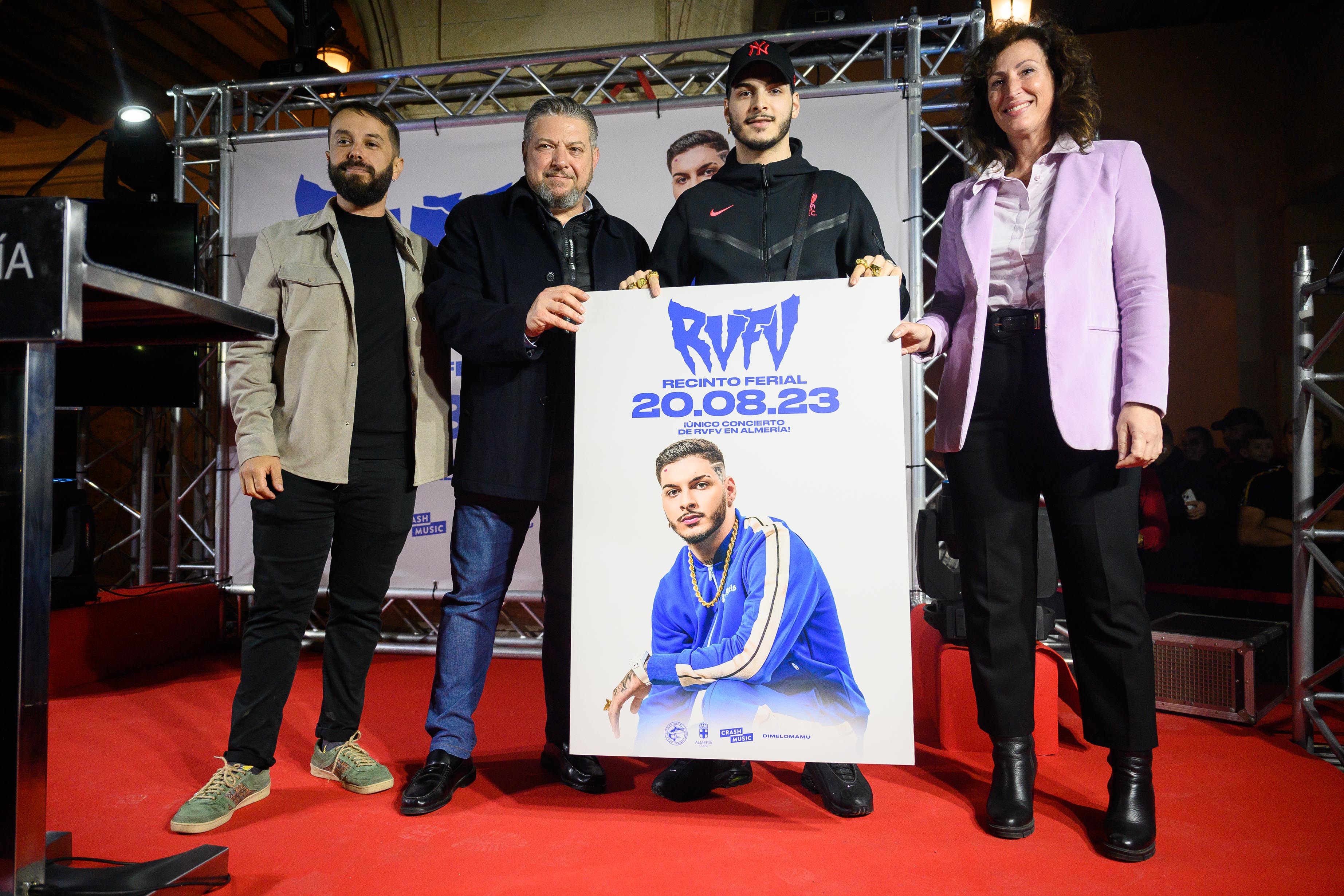 Arriba, fotograma de un vídeo musical de RVFV; abajo, en la presentación del concierto con la alcaldesa de Almería, María del Mar Vázquez, y el concejal de Cultura, Diego Cruz. 