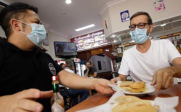Andalucía recomienda ya la mascarilla en interiores donde no se pueda mantener la distancia