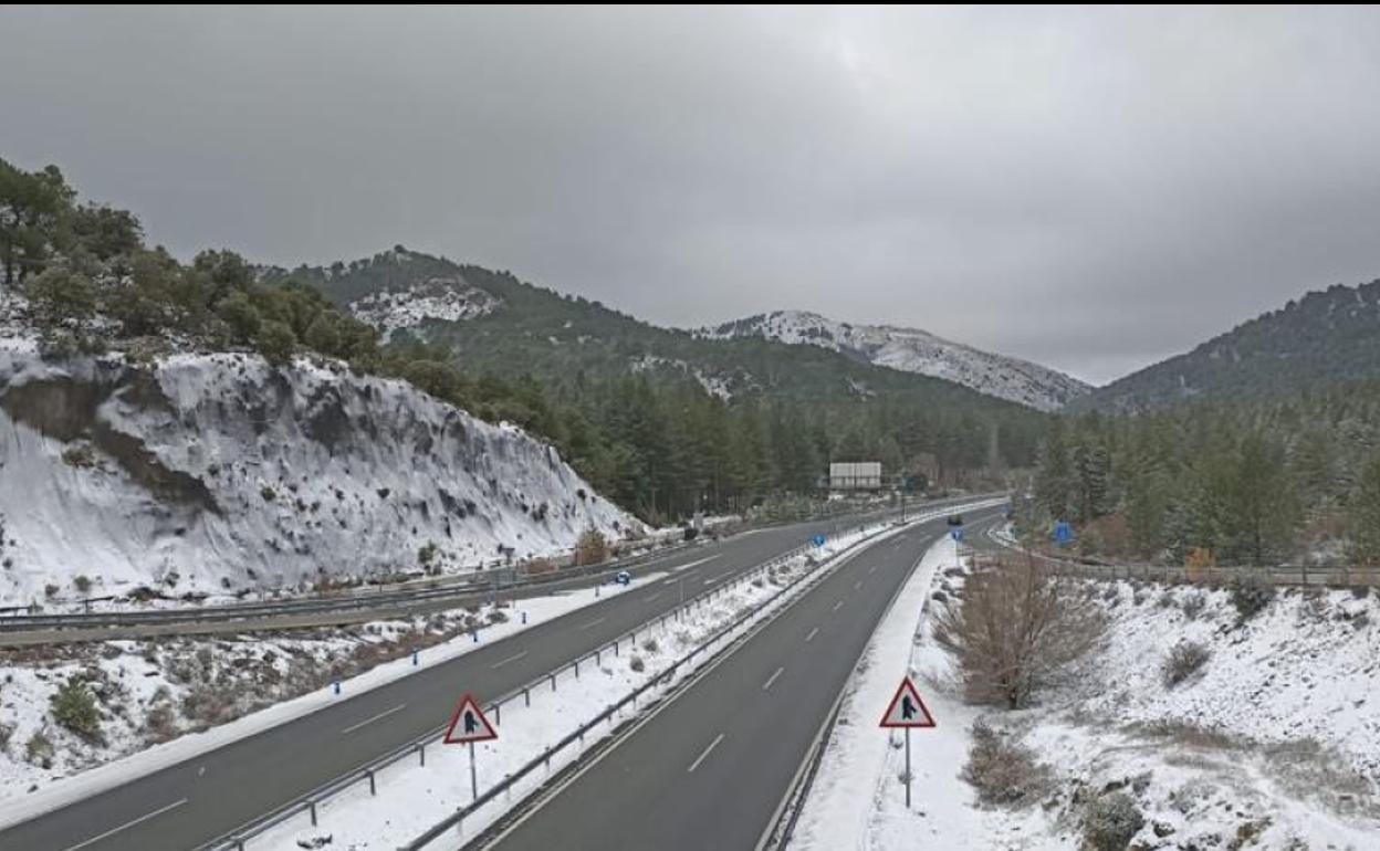 Endurecer Saludar Prehistórico Carreteras cortadas por la nieve en Güéjar Sierra y precaución en la  capital y Alpujarra | Ideal