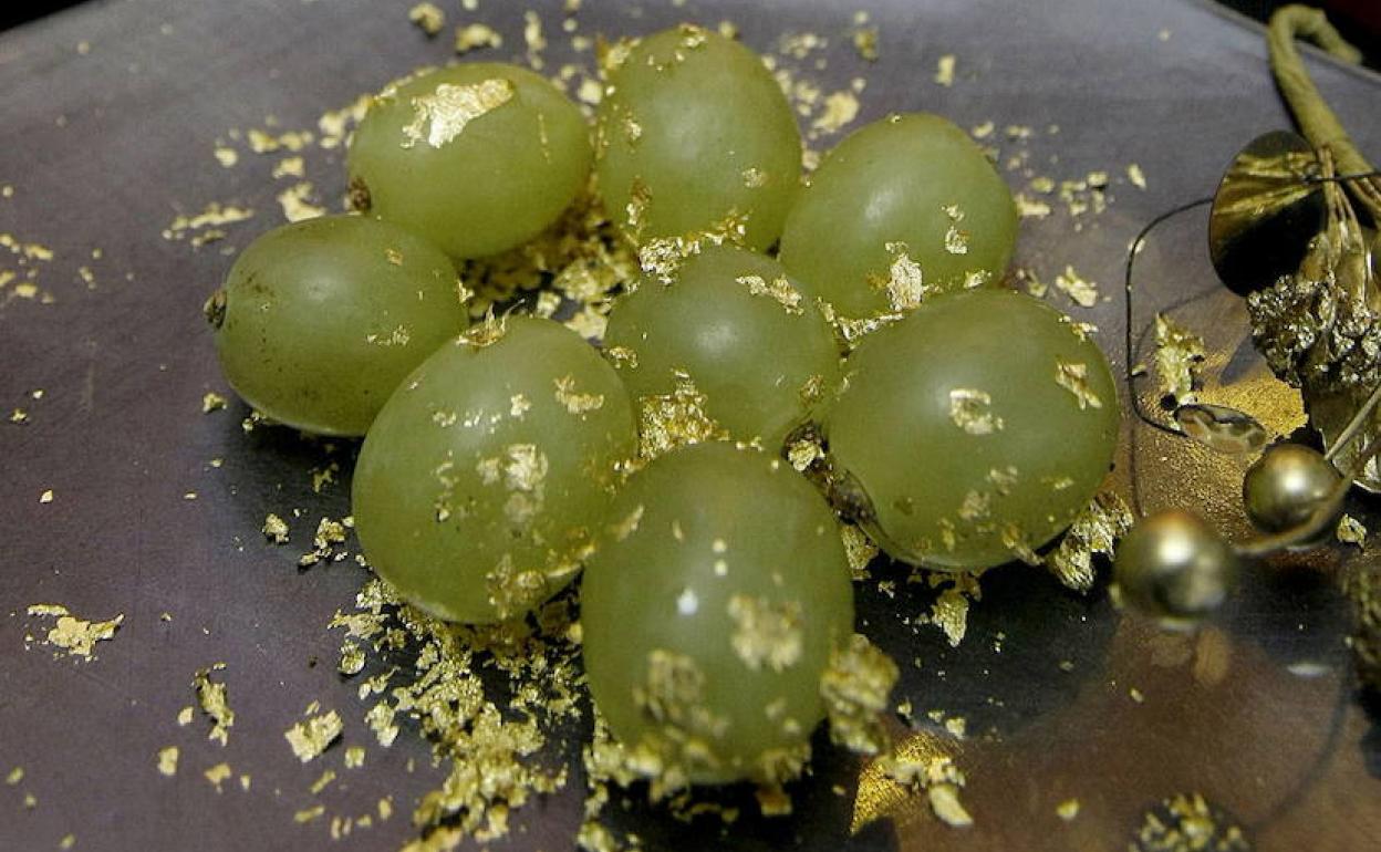 Uvas de la suerte decoradas con oro. 