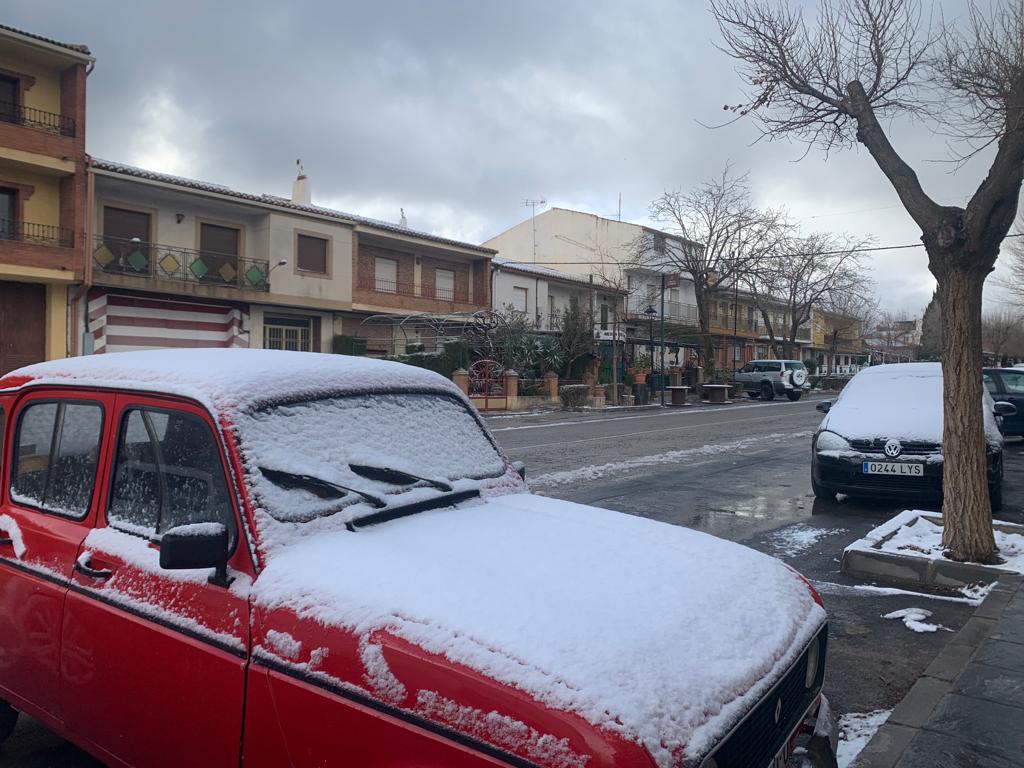 Nieve acumulada en un vehículo en Diezma