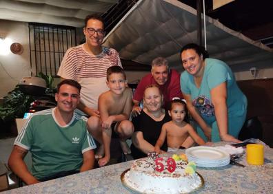 Imagen secundaria 1 - Antonio Fernández, en la actualidad junto a sus compañeros ciclistas y su familia. También de joven con su maillot. 