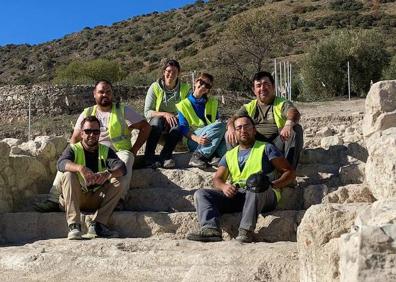 Imagen secundaria 1 - Arriba, en plena faena. Abajo, foto de familia del equipo arqueológico y excavación en uno de los edificios. 