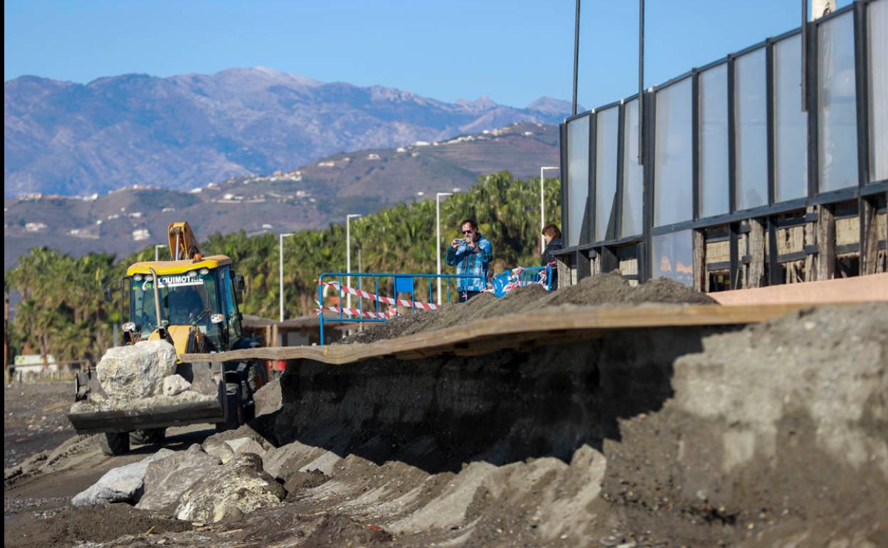 Arreglos en Playa Granada tras el temporal
