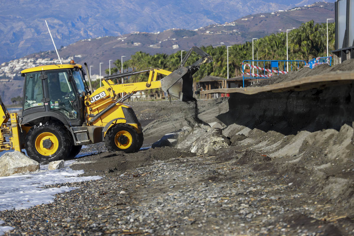 Imagen. Las máquinas trabajan en Playa Granada tras los destrozos del temporal