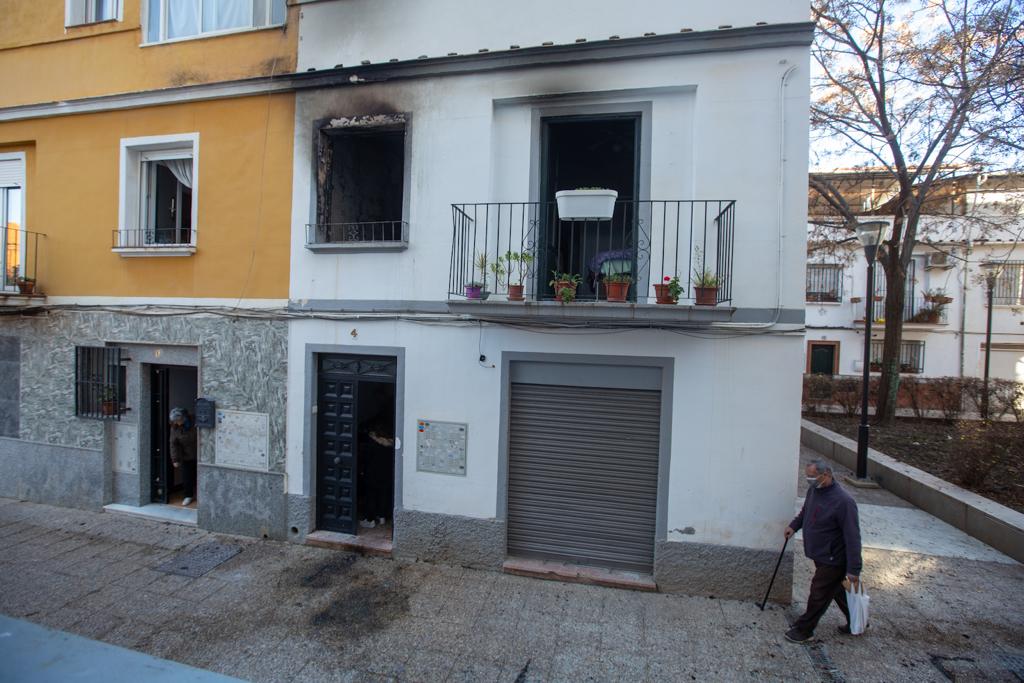 Incendio en Granada: «Mi hija saltó por la ventana y nosotros salimos a la calle con el bebé cuando vimos el fuego»