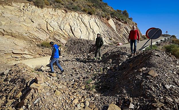 La carretera tiene solo 10 kilómetros, pero ha habido complicaciones con la empresa contratista.