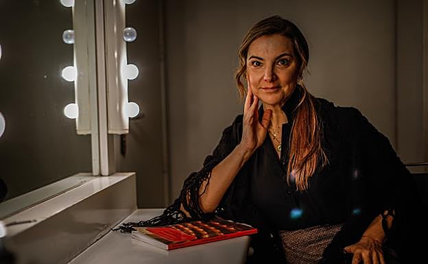 Virginia Tola, Santuzza, en su camerino. 
