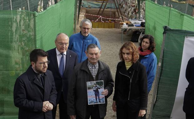 Miembros del Govern acompañan a Antonio Martos, que lleva la foto de su hermano. 