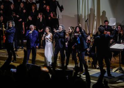 Imagen secundaria 1 - Los cantantes granadinos Carmibel, Enrique Moratalla, Lara Bello, Juan Trova y Miguel Ríos llenan el Paraninfo del PTS en un recital solidario.