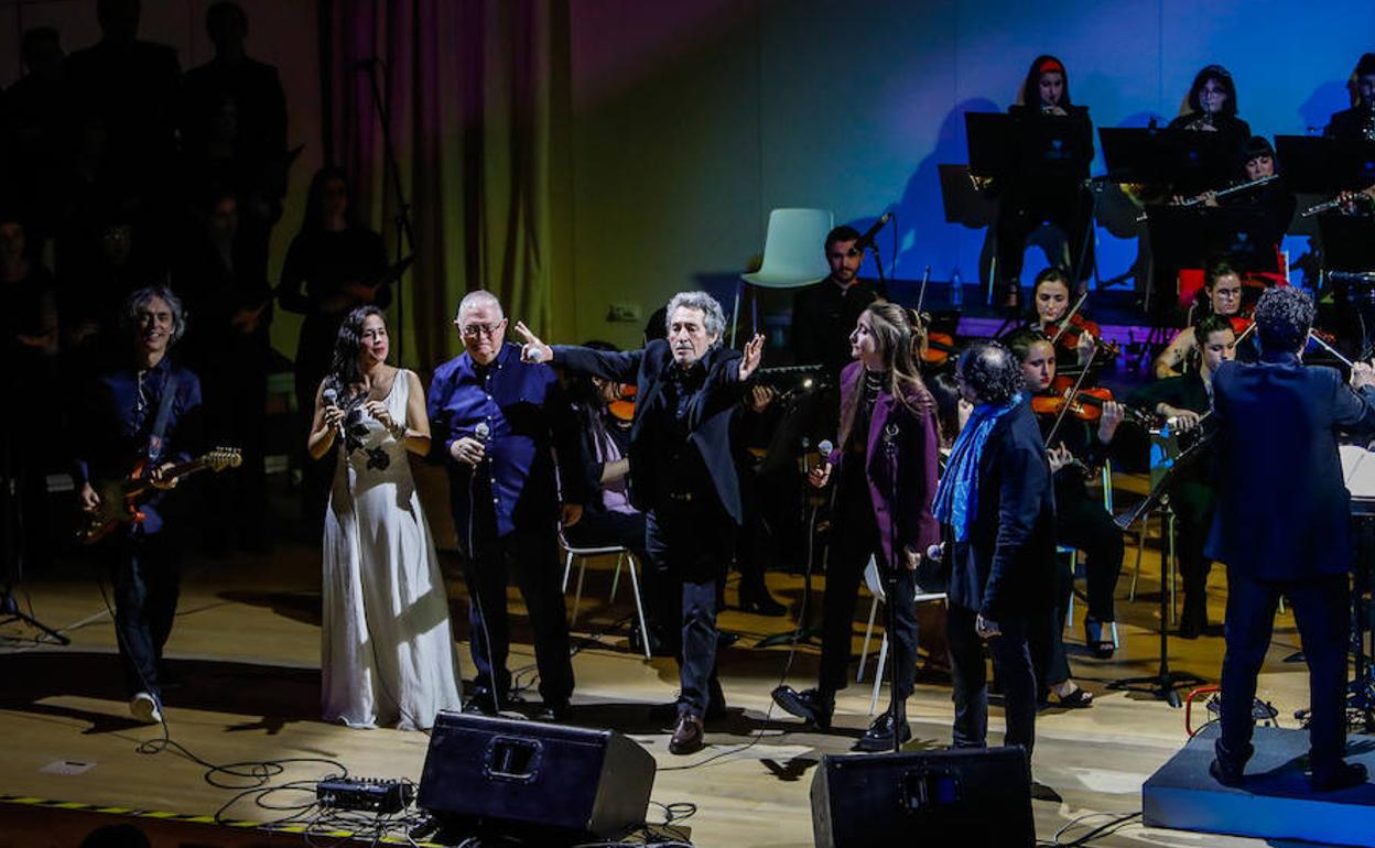 Miguel Ríos, en el escenario junto a todos los solistas, anima al público a participar.