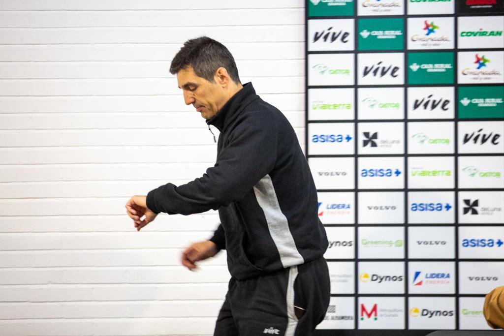 Pablo Pin mira el reloj tras su comparecencia ante los medios de comunicación.