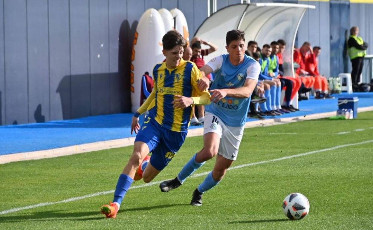 Cristóbal trata de impedir la entrada por banda de un jugador cadista. 
