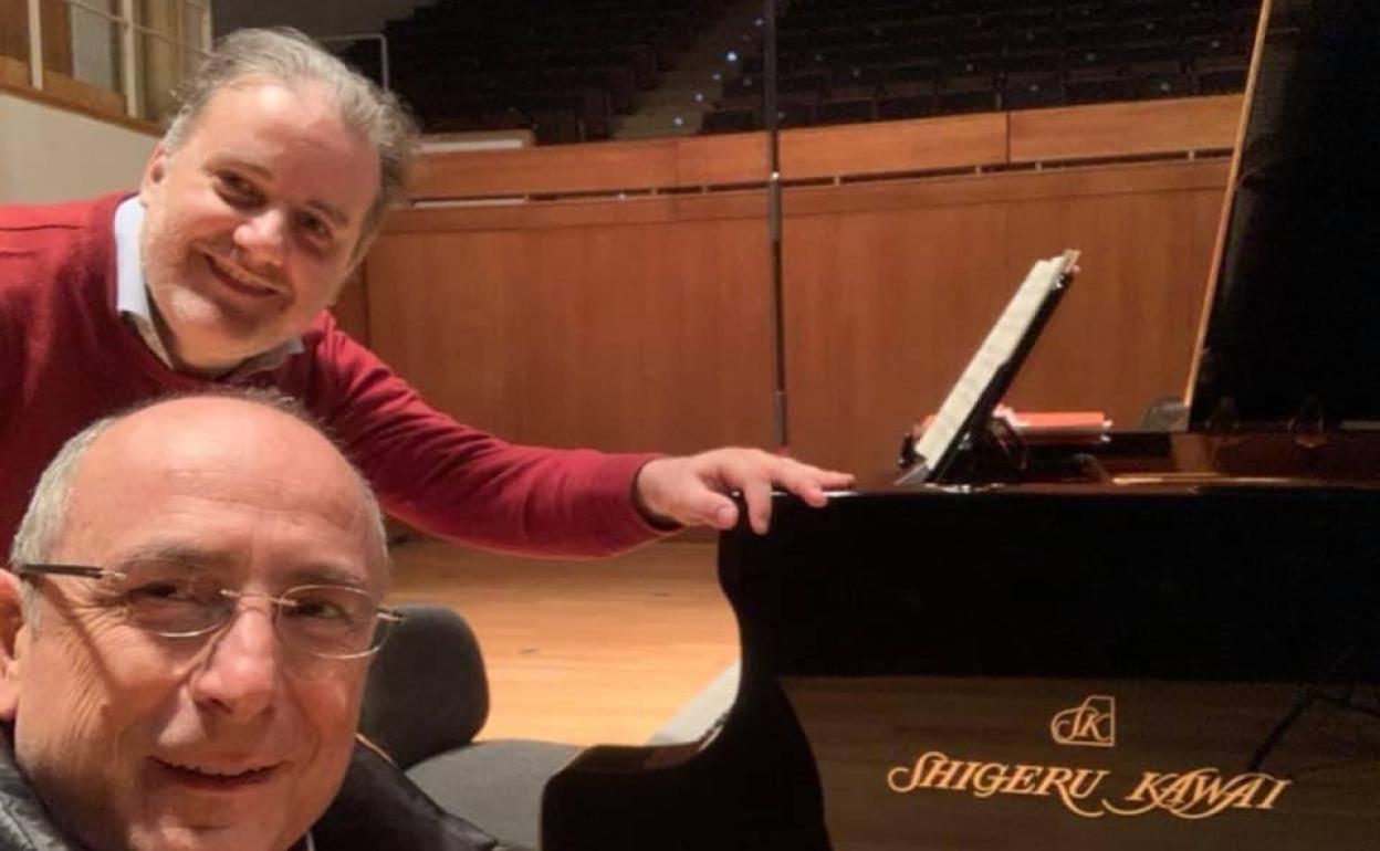 Josu de Solaun y Francisco Moya, en el Auditorio Falla durante la grabación del disco. 