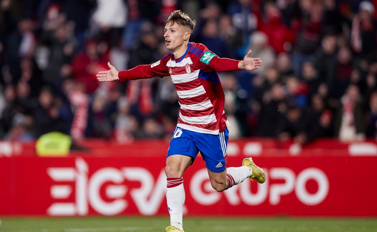 Bryan Zaragoza celebra su gol. 