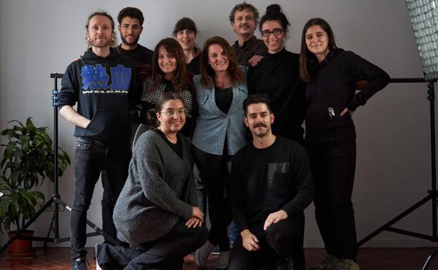 Imagen principal - El equipo de rodaje; y Coque Malla y Cristina Martín durante una grabación. 